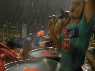 Foto: "En Honduras contra el Olimpia, ni la lluvia los detiene!" Barra: Turba Roja • Club: Deportivo FAS