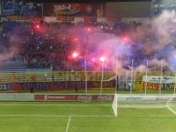 Foto: Barra: Turba Roja • Club: Deportivo FAS