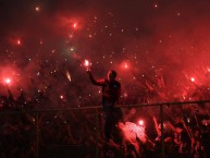 Foto: "Turba Roja poniendo ambiente en el Cuscatlán" Barra: Turba Roja • Club: Deportivo FAS • País: El Salvador