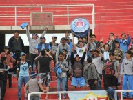 Foto: "ACA ESTOY EN LAS MALAS  NO TE DEJE" Barra: Vendaval Celeste • Club: Deportivo Garcilaso