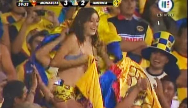 Chica Muestra pechos en el partido America vs Morelia