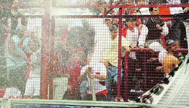 El día que la hinchada de Chacarita le robó la manguera a los bomberos