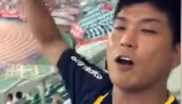 Fanático de central, pero vive en japón y es japones. Fue a ver al rival de independiente, su equipo perdió pero se quedó cantando después del partido...