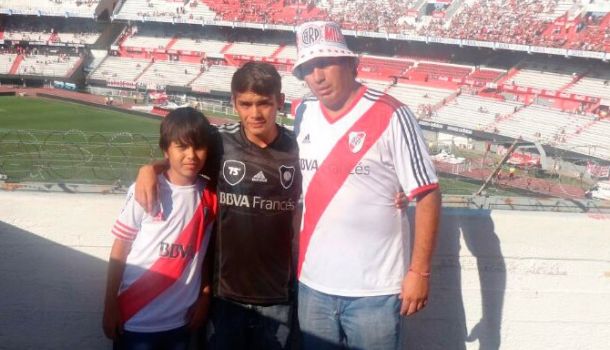 Fanático riverplatense, tuvo la experiencia de visitar por primera vez junto a sus hijos el Estadio Monumental