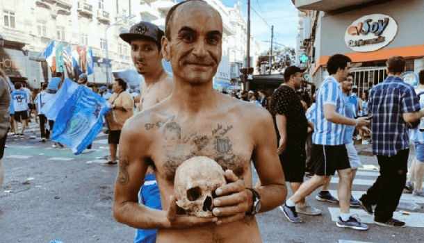 Hincha desenterró a su abuelo para festejar campeonato de Racing Club