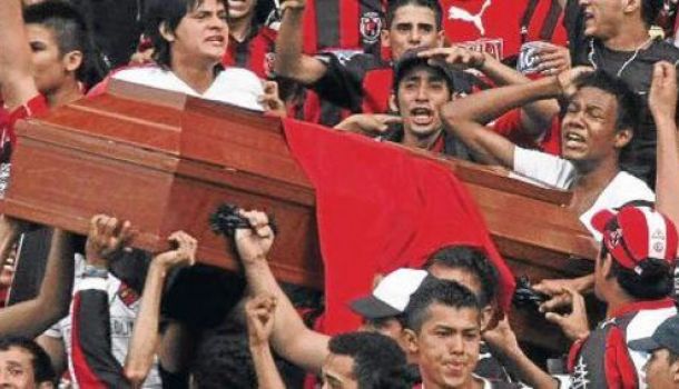 [HISTORICO] La Banda del Indio de Cúcuta introducía un ataúd en la cancha