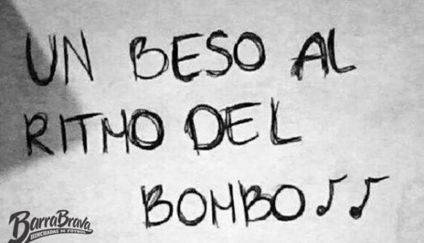Un beso al ritmo del bombo
