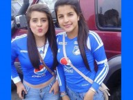 Hincha - Tribunera - Chica - Fanatica de la Barra: Blue Rain • Club: Millonarios