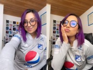 Hincha - Tribunera - Chica - Fanatica de la Barra: Blue Rain • Club: Millonarios