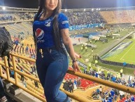 Hincha - Tribunera - Chica - Fanatica de la Barra: Blue Rain • Club: Millonarios