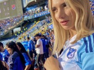 Hincha - Tribunera - Chica - Fanatica de la Barra: Blue Rain • Club: Millonarios