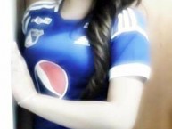 Hincha - Tribunera - Chica - Fanatica de la Barra: Comandos Azules • Club: Millonarios • País: Colombia