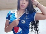 Hincha - Tribunera - Chica - Fanatica de la Barra: Comandos Azules • Club: Millonarios