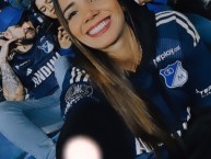 Hincha - Tribunera - Chica - Fanatica de la Barra: Comandos Azules • Club: Millonarios