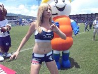 Hincha - Tribunera - Chica - Fanatica de la Barra: Fuerza Azul • Club: Cartaginés