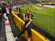 Hincha - Tribunera - Chica - Fanatica de la Barra: Garra Blanca • Club: Colo-Colo