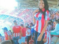 Hincha - Tribunera - Chica - Fanatica de la Barra: La Banda de Los Kuervos • Club: Junior de Barranquilla