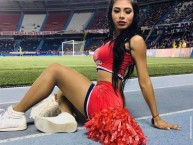 Hincha - Tribunera - Chica - Fanatica de la Barra: La Banda de Los Kuervos • Club: Junior de Barranquilla