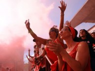 Hincha - Tribunera - Chica - Fanatica de la Barra: La Barra del Rojo • Club: Independiente