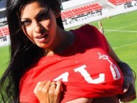 Hincha - Tribunera - Chica - Fanatica de la Barra: La Barra del Rojo • Club: Independiente • País: Argentina