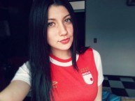 Hincha - Tribunera - Chica - Fanatica de la Barra: La Guardia Albi Roja Sur • Club: Independiente Santa Fe • País: Colombia