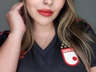 Hincha - Tribunera - Chica - Fanatica de la Barra: La Guardia Albi Roja Sur • Club: Independiente Santa Fe