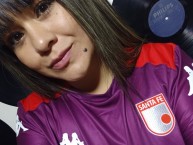 Hincha - Tribunera - Chica - Fanatica de la Barra: La Guardia Albi Roja Sur • Club: Independiente Santa Fe • País: Colombia