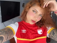 Hincha - Tribunera - Chica - Fanatica de la Barra: La Guardia Albi Roja Sur • Club: Independiente Santa Fe