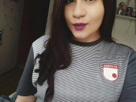 Hincha - Tribunera - Chica - Fanatica de la Barra: La Guardia Albi Roja Sur • Club: Independiente Santa Fe • País: Colombia