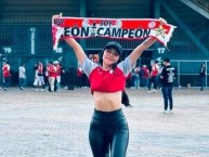 Hincha - Tribunera - Chica - Fanatica de la Barra: La Guardia Albi Roja Sur • Club: Independiente Santa Fe