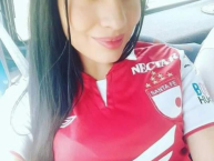 Hincha - Tribunera - Chica - Fanatica de la Barra: La Guardia Albi Roja Sur • Club: Independiente Santa Fe • País: Colombia