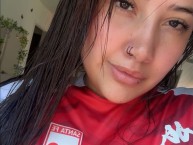 Hincha - Tribunera - Chica - Fanatica de la Barra: La Guardia Albi Roja Sur • Club: Independiente Santa Fe • País: Colombia