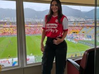 Hincha - Tribunera - Chica - Fanatica de la Barra: La Guardia Albi Roja Sur • Club: Independiente Santa Fe