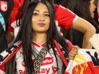 Hincha - Tribunera - Chica - "Foto:Vamos León" Fanatica de la Barra: La Guardia Albi Roja Sur &bull; Club: Independiente Santa Fe