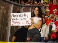 Hincha - Tribunera - Chica - "Foto: Vamos León" Fanatica de la Barra: La Guardia Albi Roja Sur &bull; Club: Independiente Santa Fe