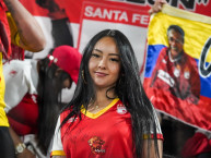 Hincha - Tribunera - Chica - "Foto: Vamos León." Fanatica de la Barra: La Guardia Albi Roja Sur &bull; Club: Independiente Santa Fe &bull; País: Colombia