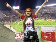 Hincha - Tribunera - Chica - Fanatica de la Barra: La Guardia Albi Roja Sur • Club: Independiente Santa Fe • País: Colombia