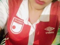 Hincha - Tribunera - Chica - Fanatica de la Barra: La Guardia Albi Roja Sur • Club: Independiente Santa Fe