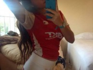 Hincha - Tribunera - Chica - Fanatica de la Barra: La Guardia Albi Roja Sur • Club: Independiente Santa Fe • País: Colombia