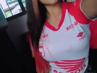 Hincha - Tribunera - Chica - Fanatica de la Barra: La Guardia Albi Roja Sur • Club: Independiente Santa Fe