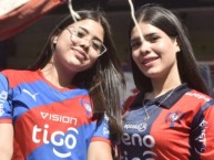 Hincha - Tribunera - Chica - Fanatica de la Barra: La Plaza y Comando &bull; Club: Cerro Porteño &bull; País: Paraguay