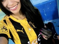 Hincha - Tribunera - Chica - Fanatica de la Barra: La Raza Aurinegra • Club: Guaraní de Asunción