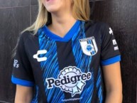 Hincha - Tribunera - Chica - Fanatica de la Barra: La Resistencia Albiazul • Club: Querétaro