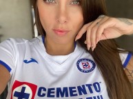 Hincha - Tribunera - Chica - Fanatica de la Barra: La Sangre Azul • Club: Cruz Azul