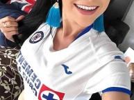 Hincha - Tribunera - Chica - Fanatica de la Barra: La Sangre Azul • Club: Cruz Azul