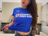 Hincha - Tribunera - Chica - Fanatica de la Barra: La Sangre Azul • Club: Cruz Azul