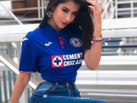 Hincha - Tribunera - Chica - Fanatica de la Barra: La Sangre Azul • Club: Cruz Azul