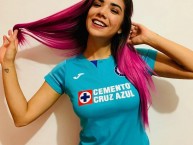 Hincha - Tribunera - Chica - Fanatica de la Barra: La Sangre Azul • Club: Cruz Azul