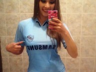 Hincha - Tribunera - Chica - Fanatica de la Barra: La Vieja Escuela • Club: Bolívar