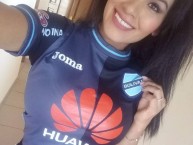 Hincha - Tribunera - Chica - Fanatica de la Barra: La Vieja Escuela • Club: Bolívar